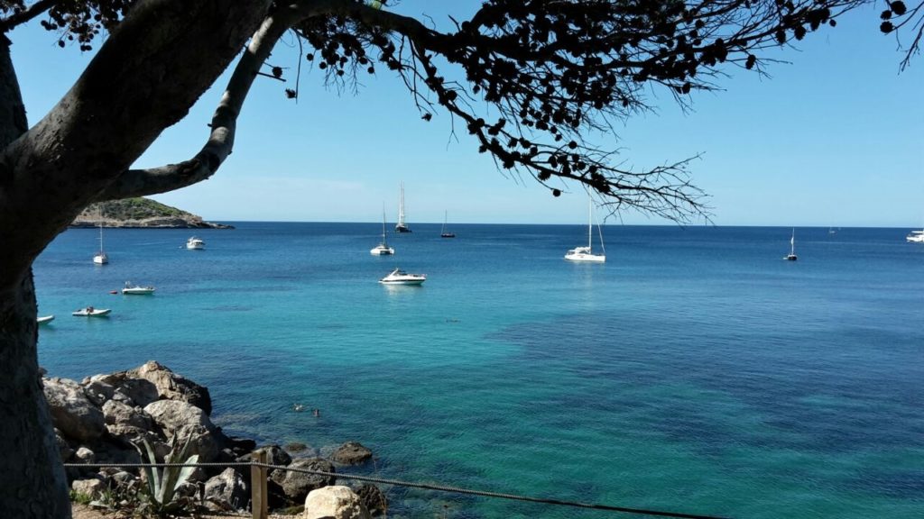Boote auf Meer Ibiza